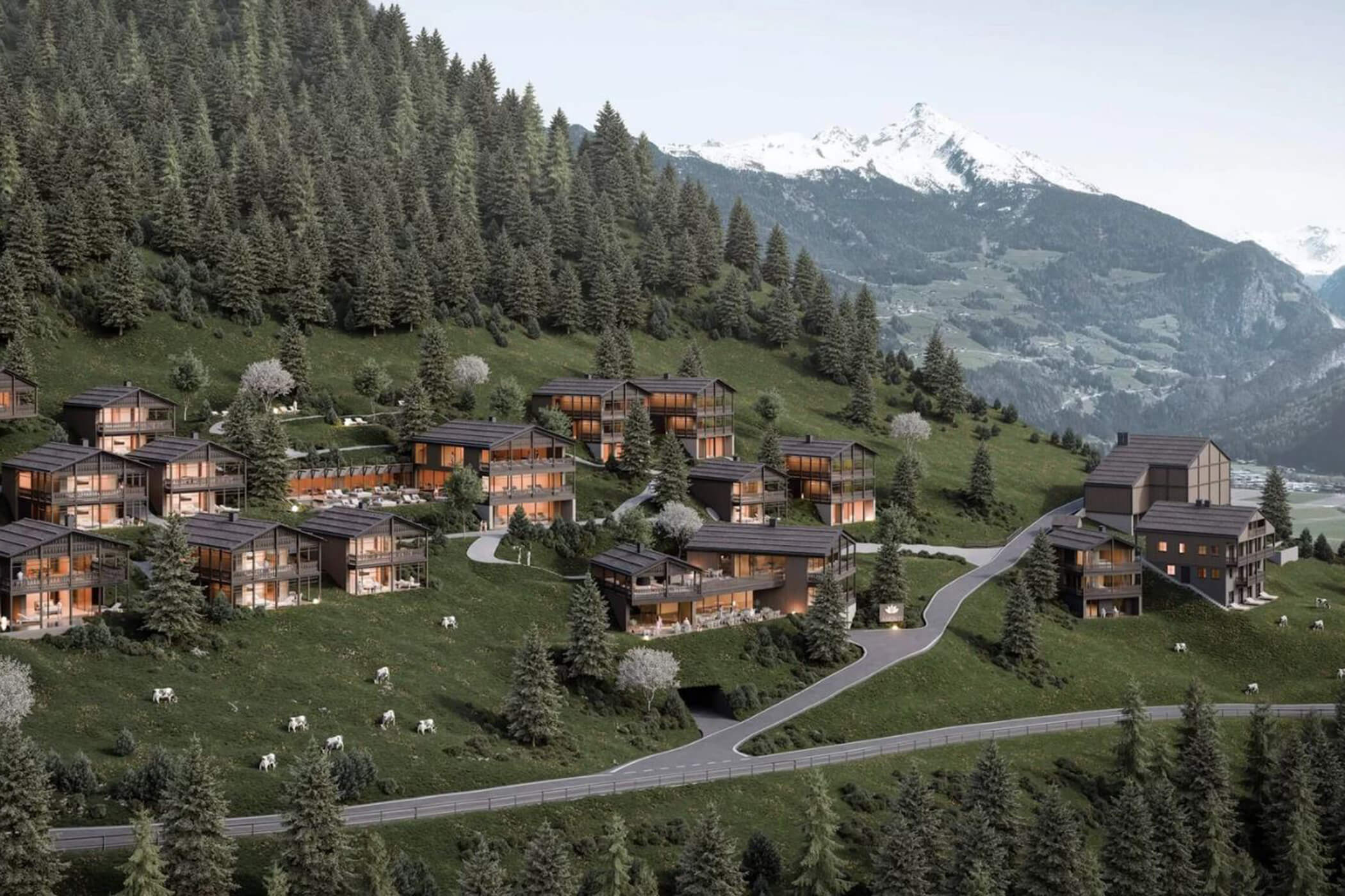 Moderne Holzchalets an einem grünen Berghang, umgeben von Bäumen und fernen schneebedeckten Gipfeln. - Helplan